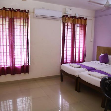 V Bee Plaza Hotel Thiruvananthapuram Exterior photo