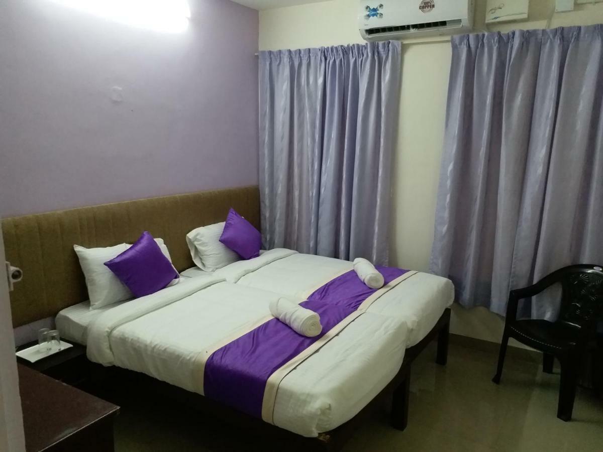 V Bee Plaza Hotel Thiruvananthapuram Exterior photo