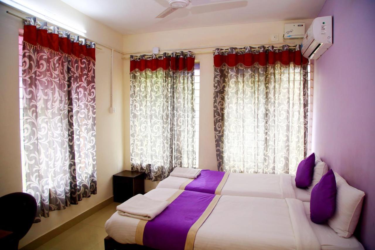 V Bee Plaza Hotel Thiruvananthapuram Exterior photo