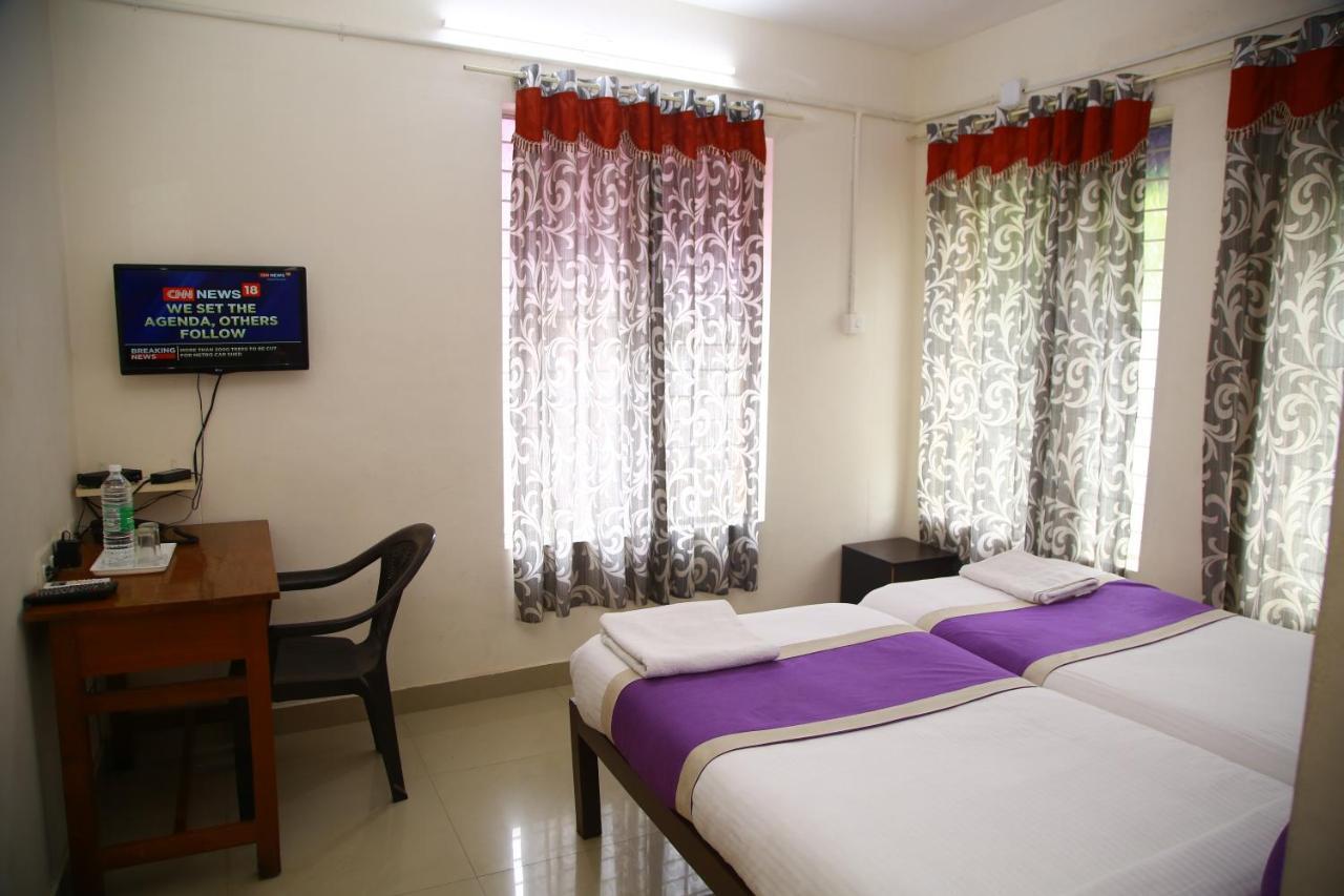 V Bee Plaza Hotel Thiruvananthapuram Exterior photo