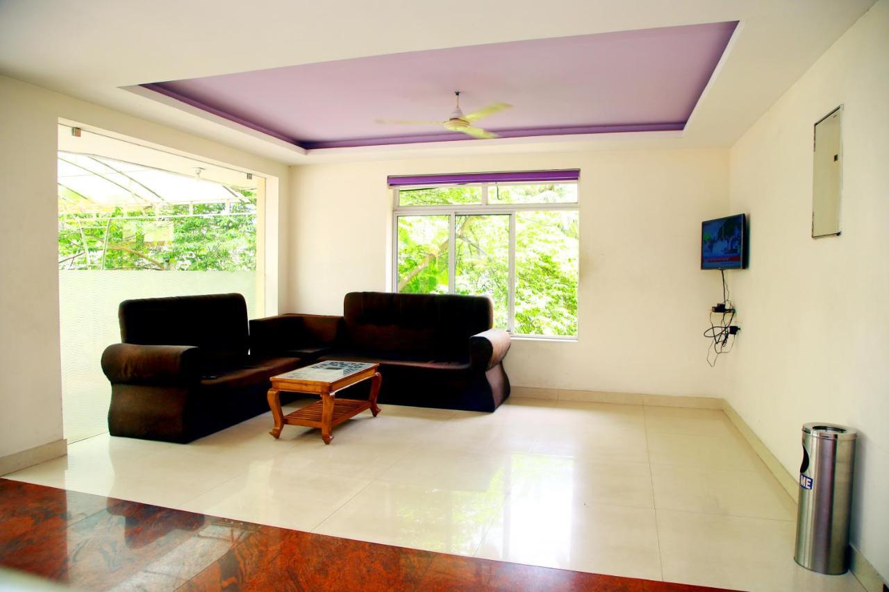 V Bee Plaza Hotel Thiruvananthapuram Exterior photo
