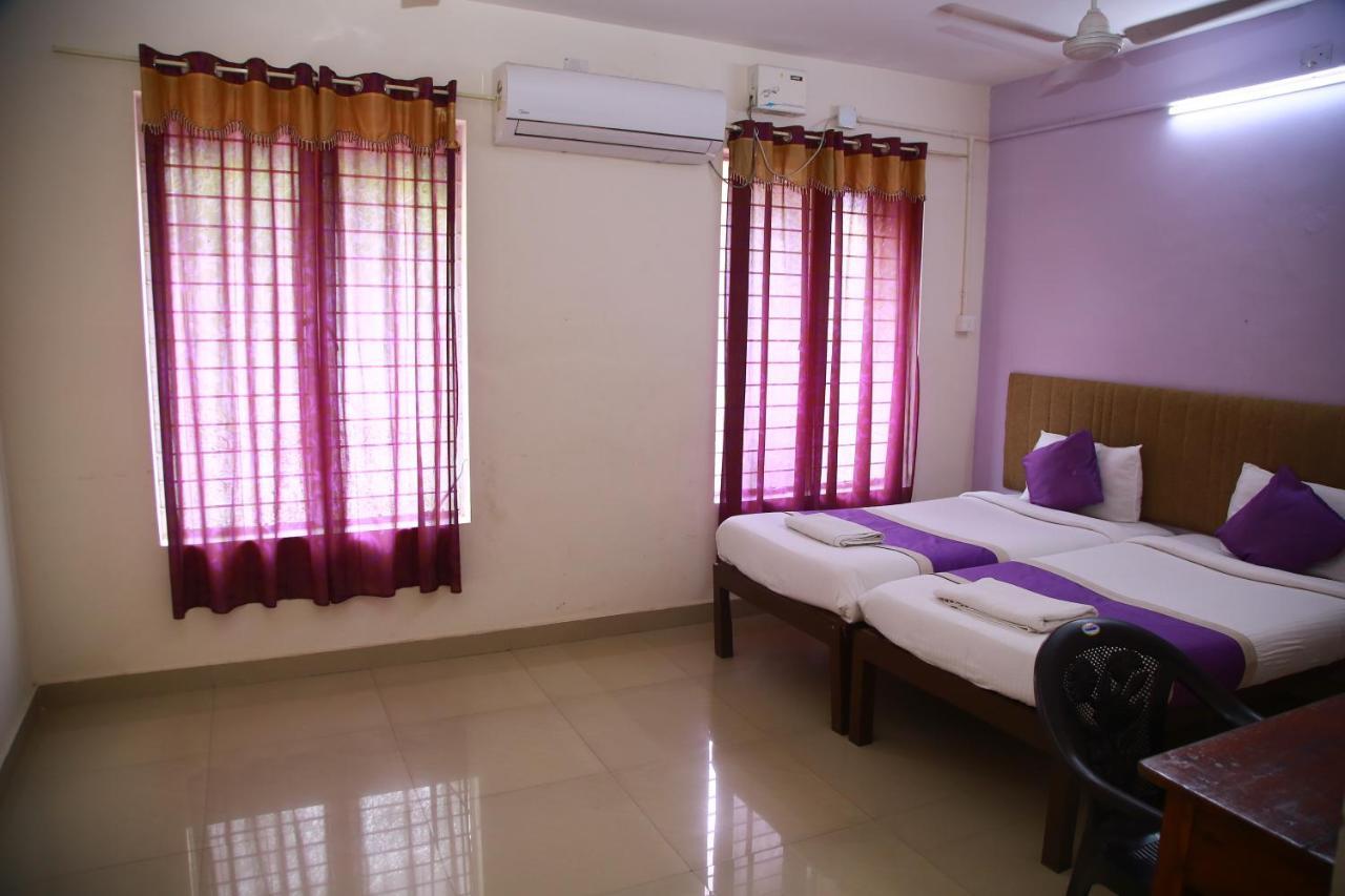 V Bee Plaza Hotel Thiruvananthapuram Exterior photo