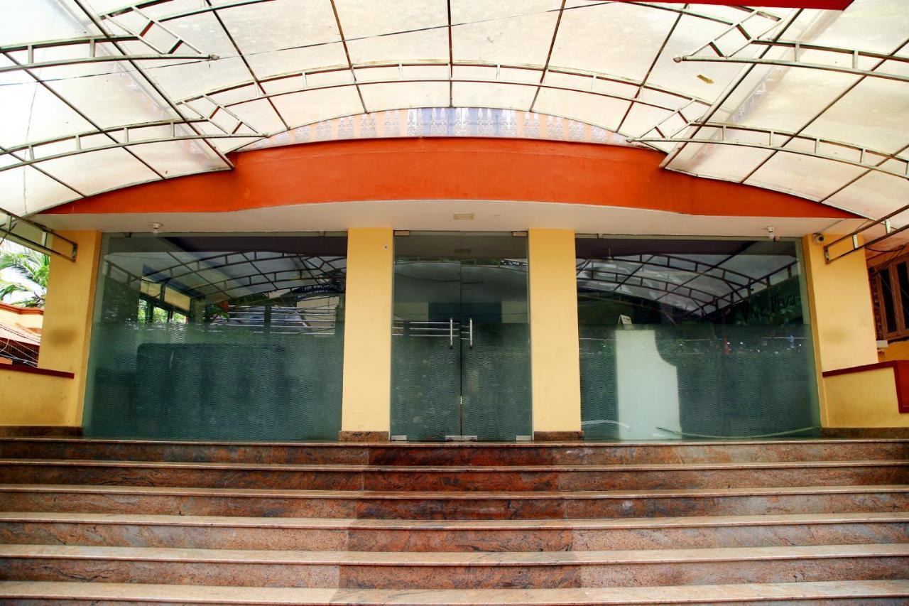 V Bee Plaza Hotel Thiruvananthapuram Exterior photo
