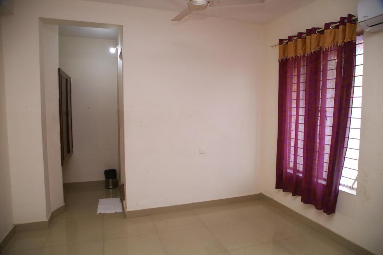 V Bee Plaza Hotel Thiruvananthapuram Exterior photo