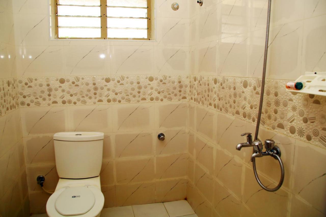 V Bee Plaza Hotel Thiruvananthapuram Exterior photo