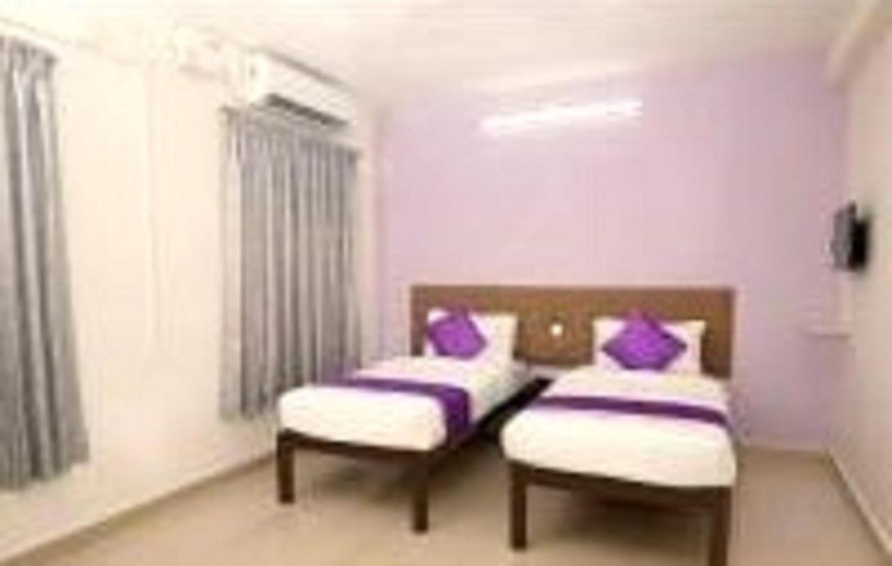 V Bee Plaza Hotel Thiruvananthapuram Exterior photo