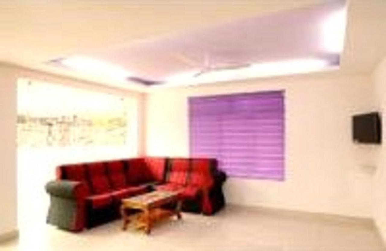 V Bee Plaza Hotel Thiruvananthapuram Exterior photo