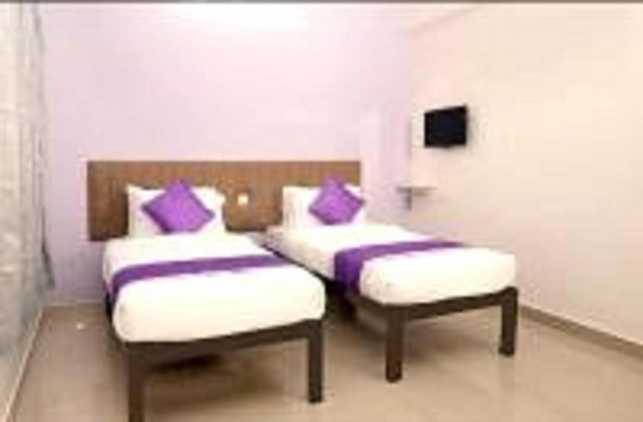 V Bee Plaza Hotel Thiruvananthapuram Exterior photo