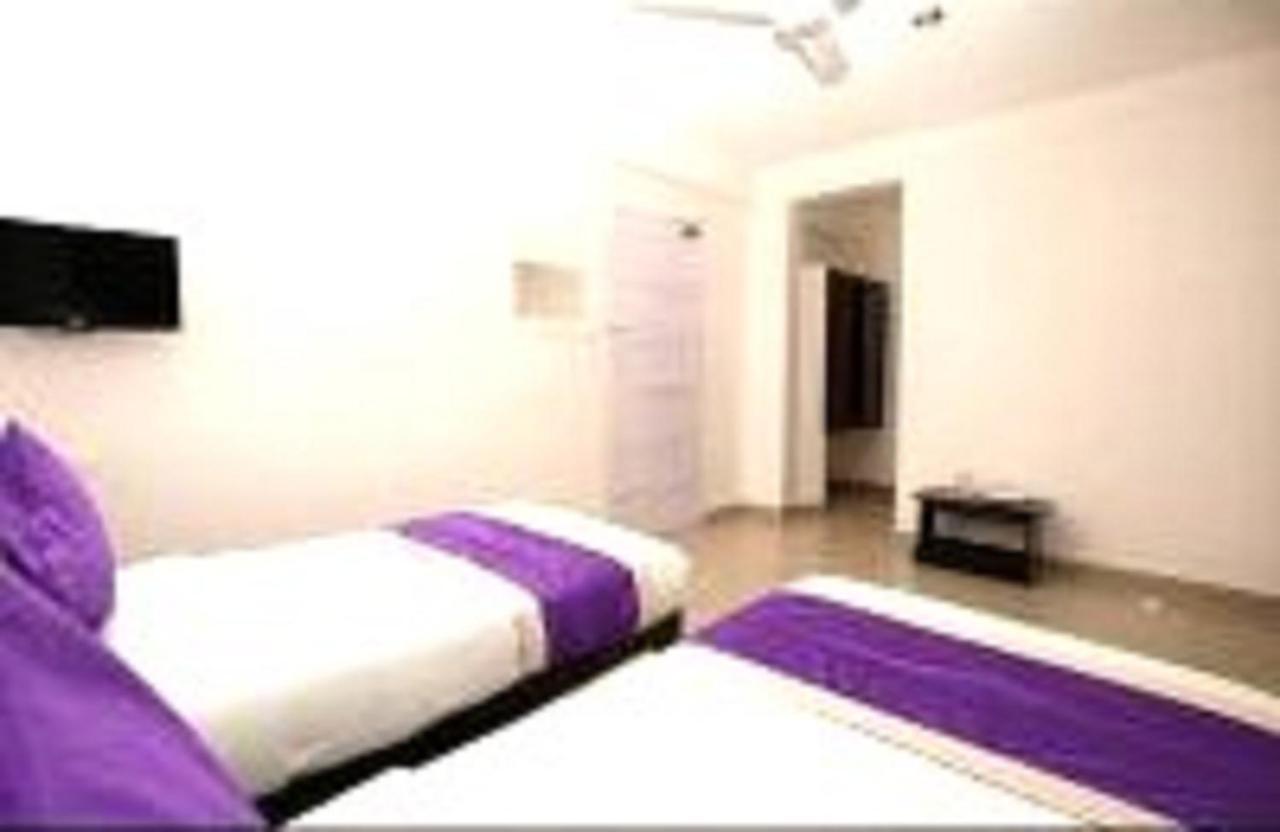V Bee Plaza Hotel Thiruvananthapuram Exterior photo